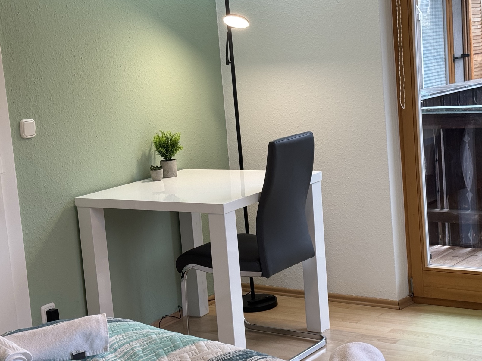 Eigener Arbeitsplatz mit Bildschirm in ruhigem Bereich
