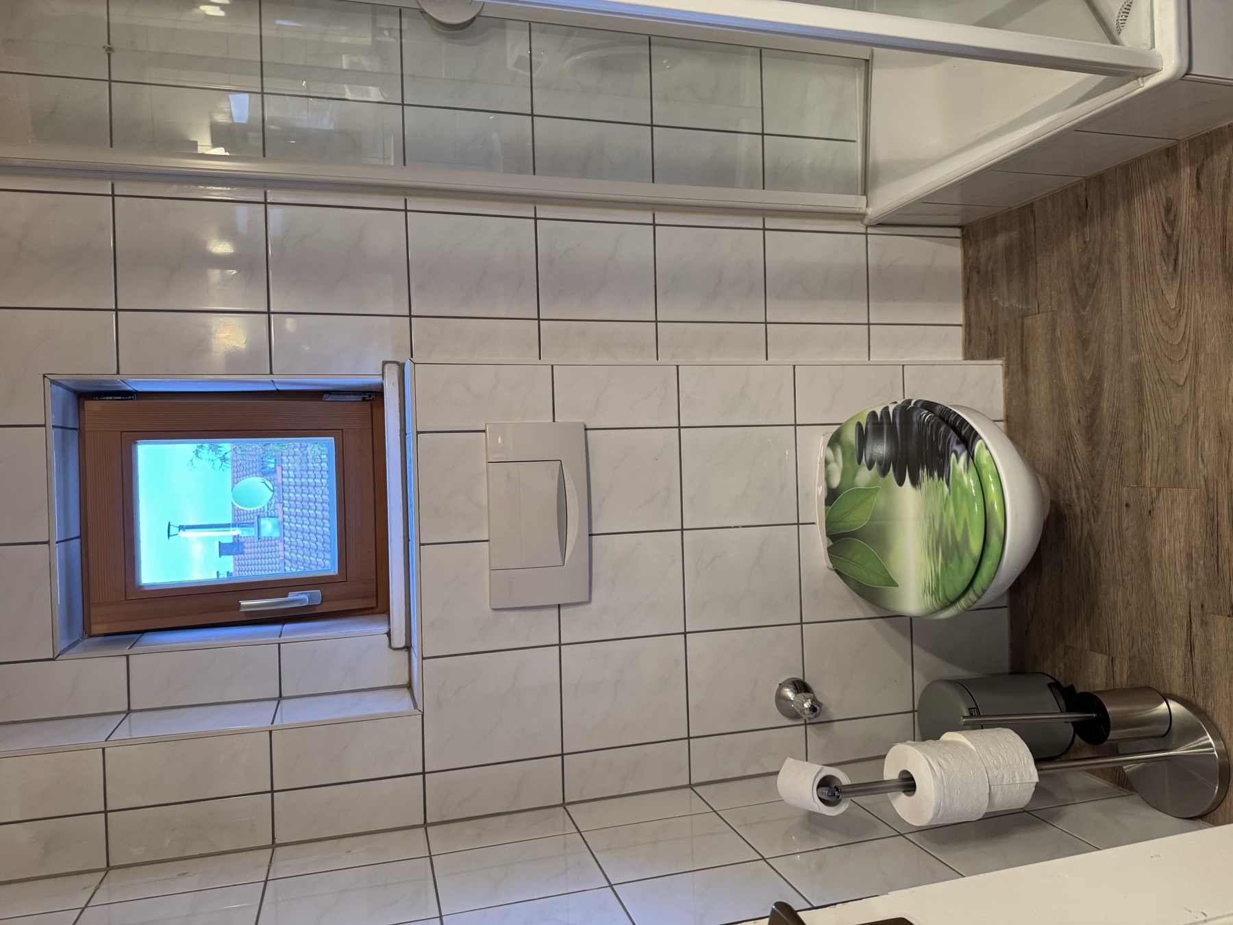 Badezimmer der Ferienwohnung mit Waschmaschine