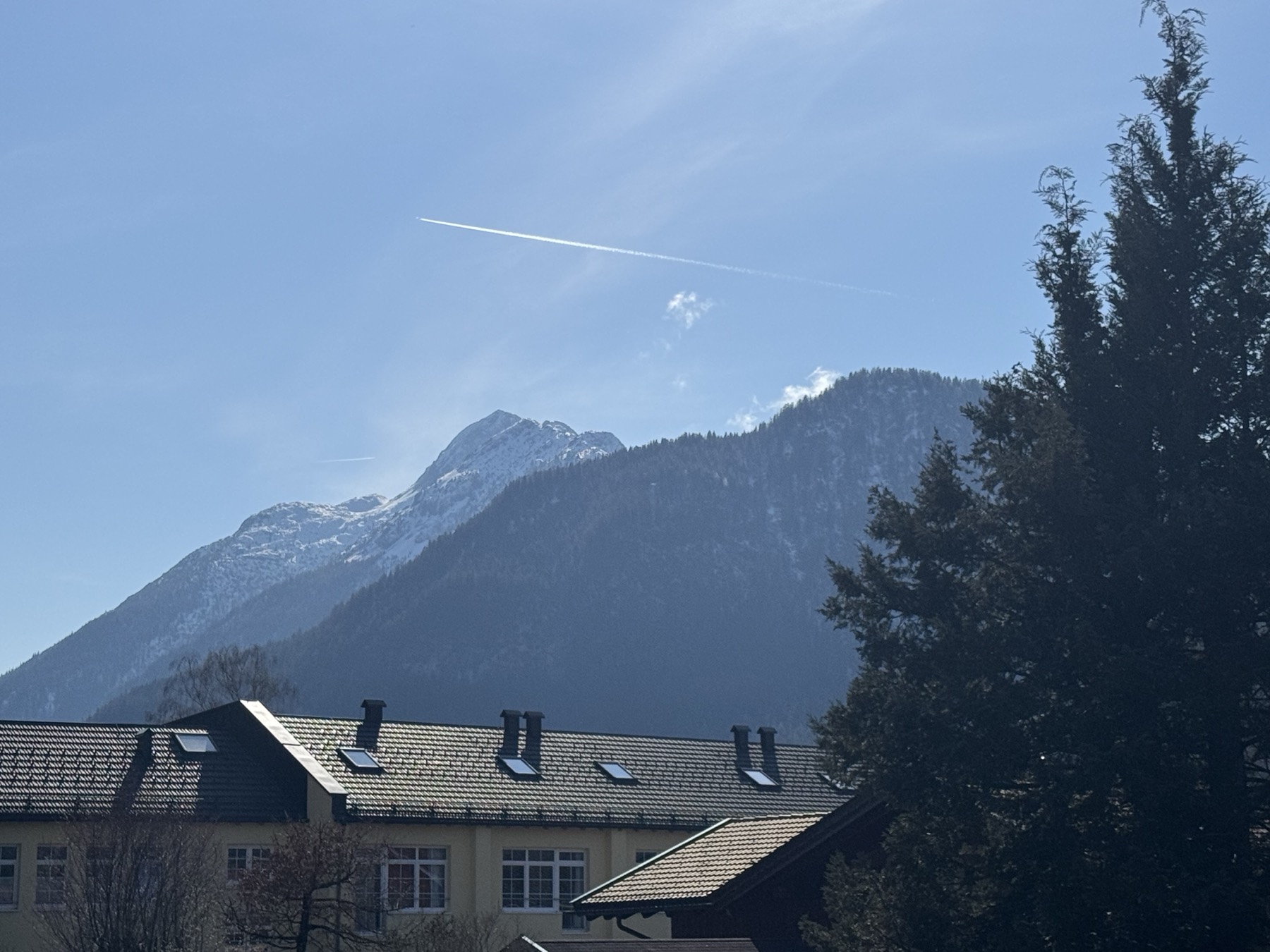Blick über die Dächer von Mittenwald zu den Gipfeln des Karwendels