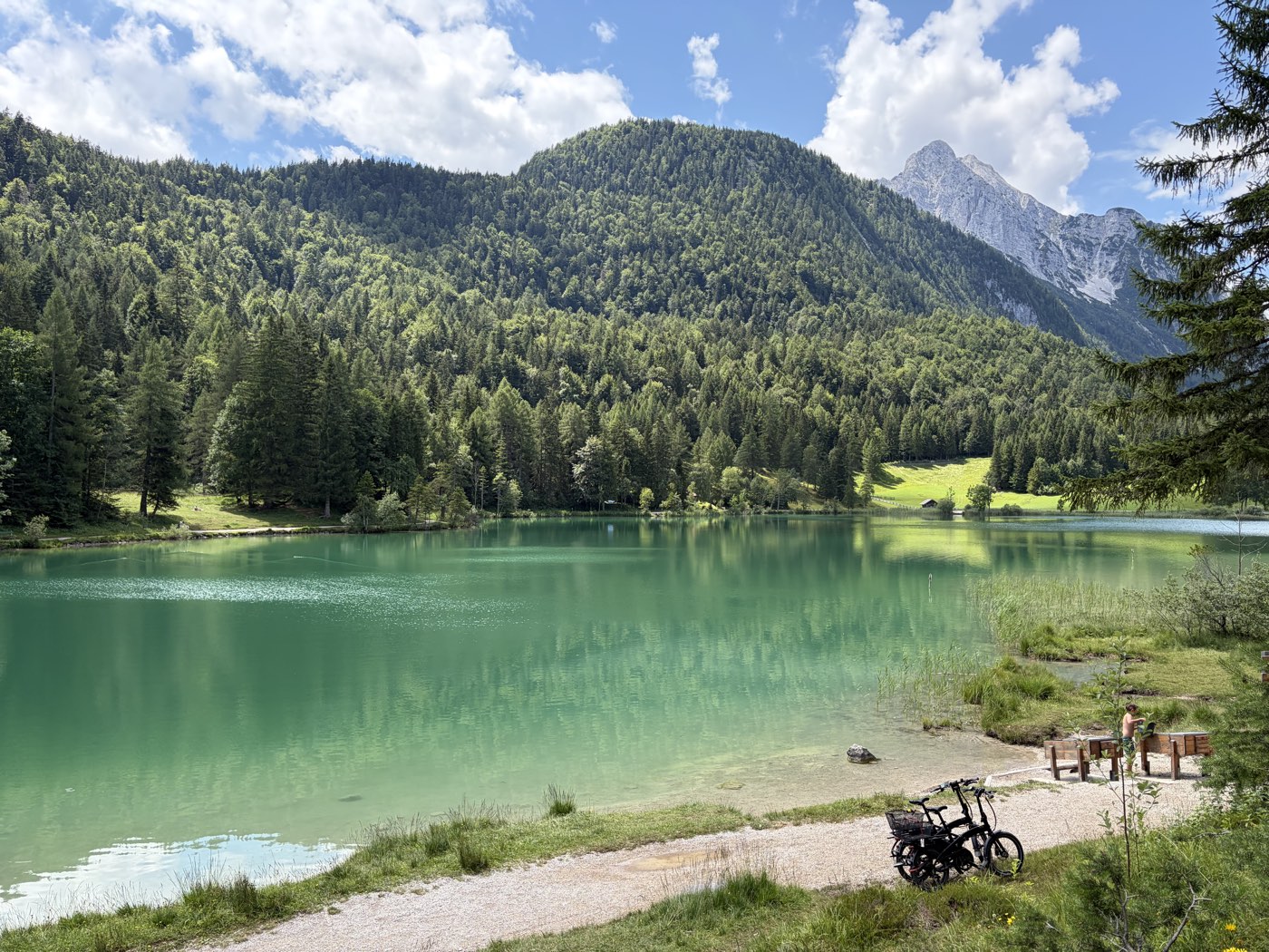 Kristallklarer Bergsee bei Mittenwald mit Bergpanorama – zum Baden und Radeln