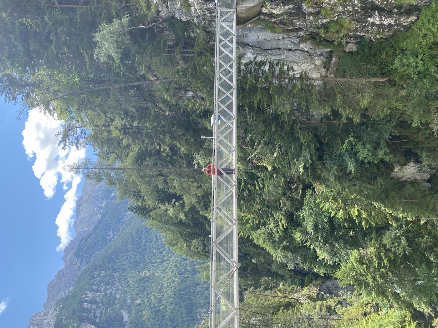 Brücke über die Klamm bei Mittenwald mit Bergpanorama