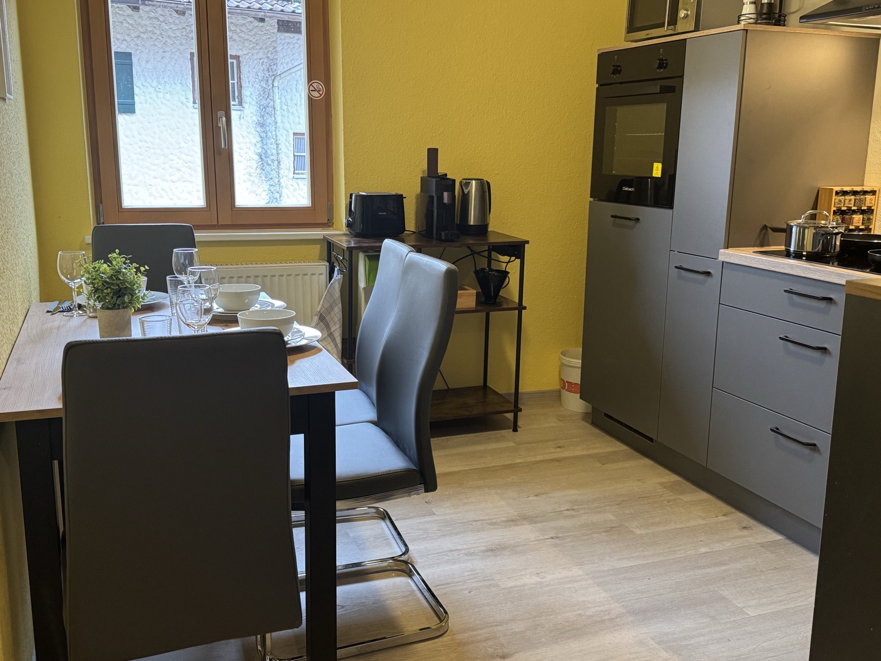 Arbeitsfläche der Küche mit Kochgeschirr