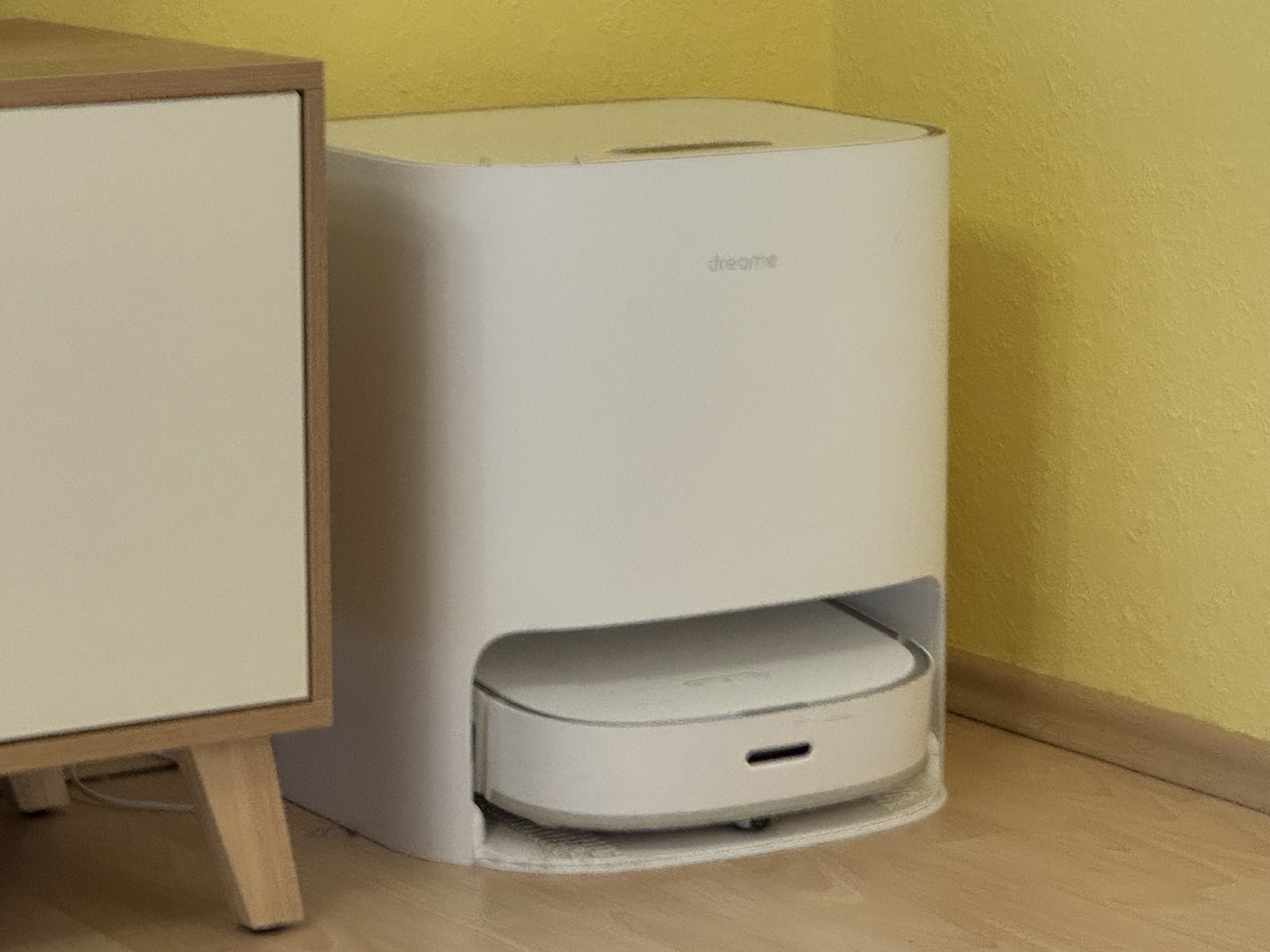 Saug- und Wischroboter übernimmt die Bodenreinigung
