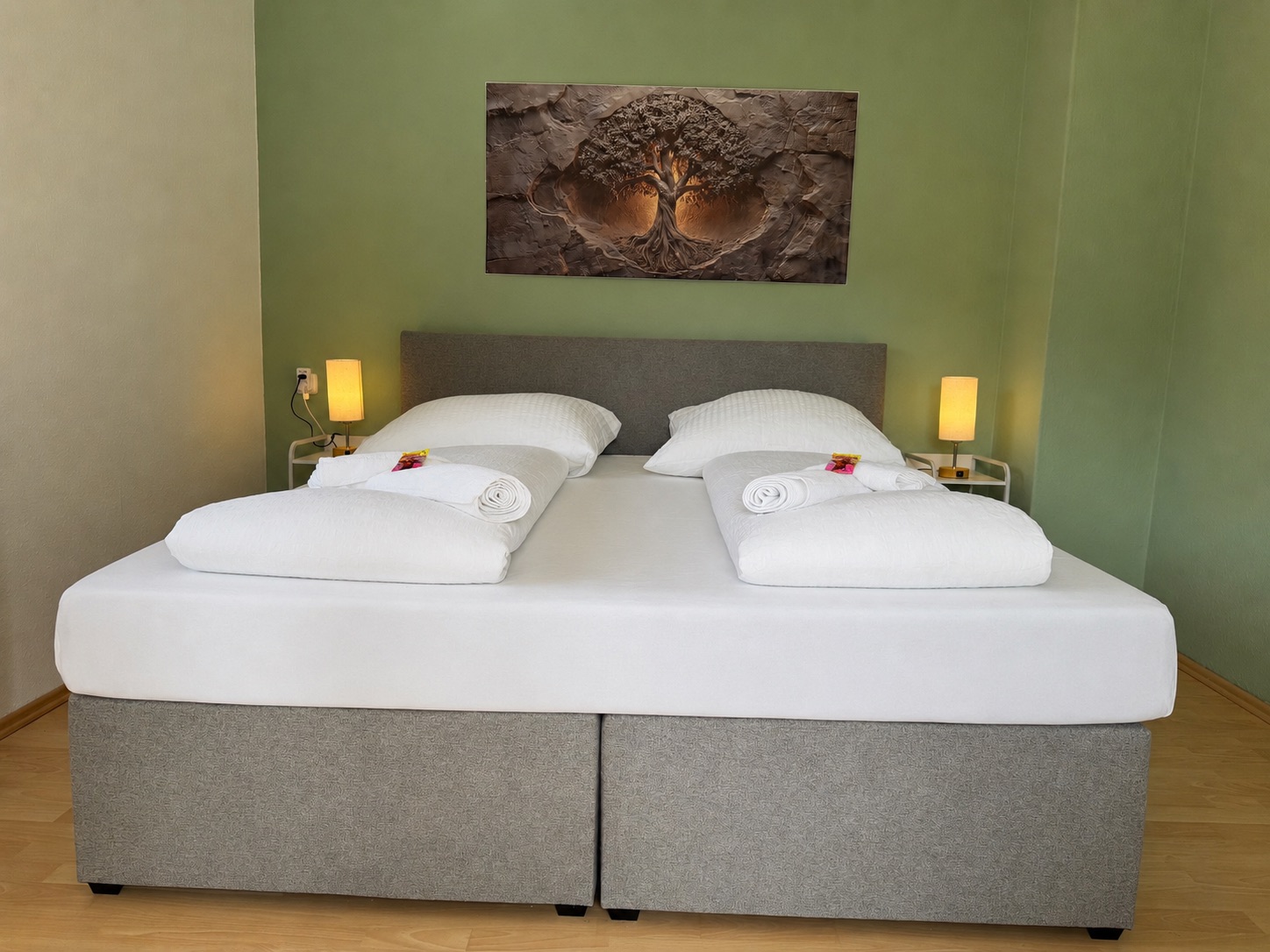 Grünes Schlafzimmer mit Kingsize-Bett