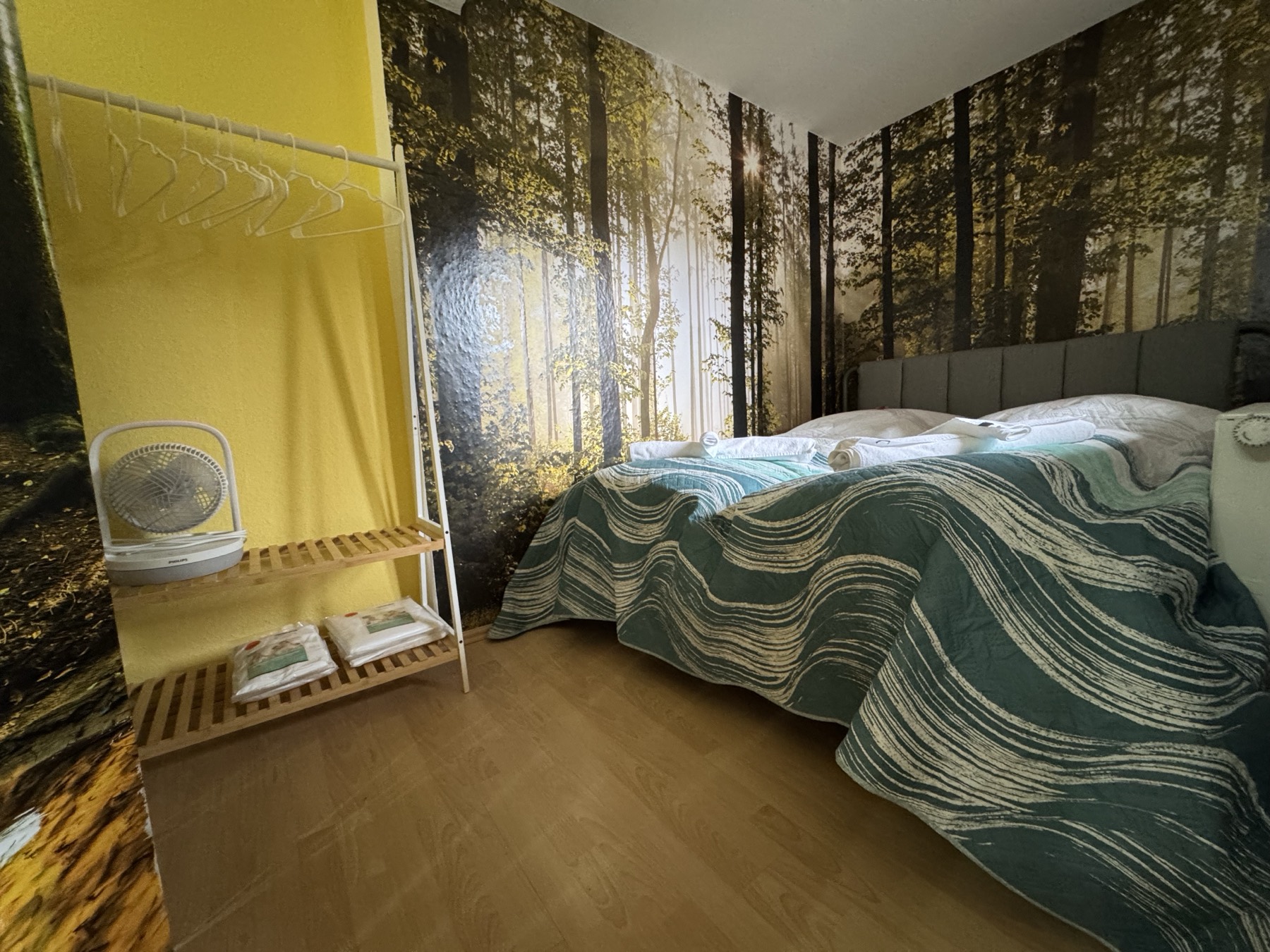 Gemütliche Waldschlafecke mit Queensize-Bett im Wohnbereich der Ferienwohnung