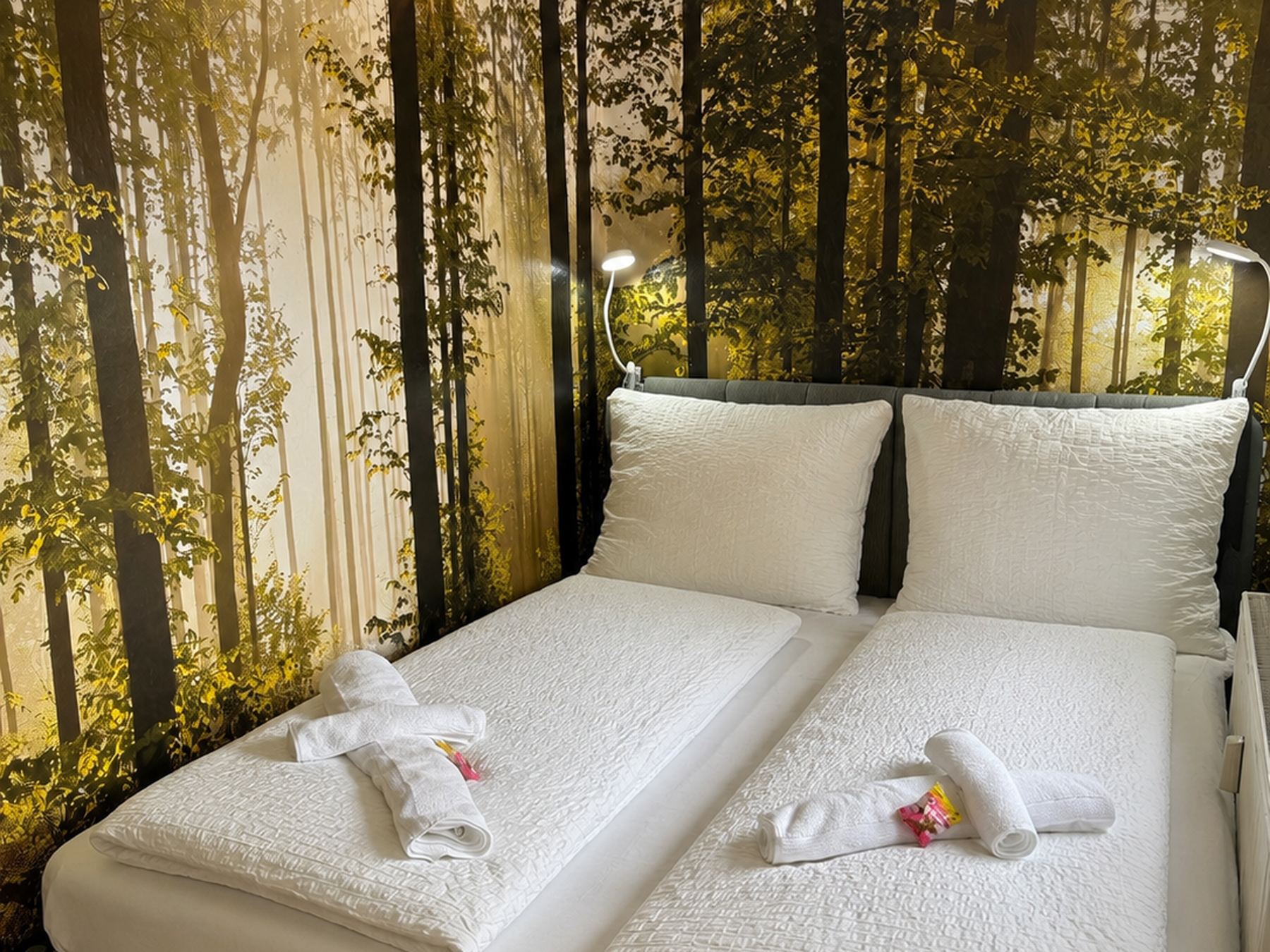 Waldschlafecke mit Queensize-Bett und Waldtapete