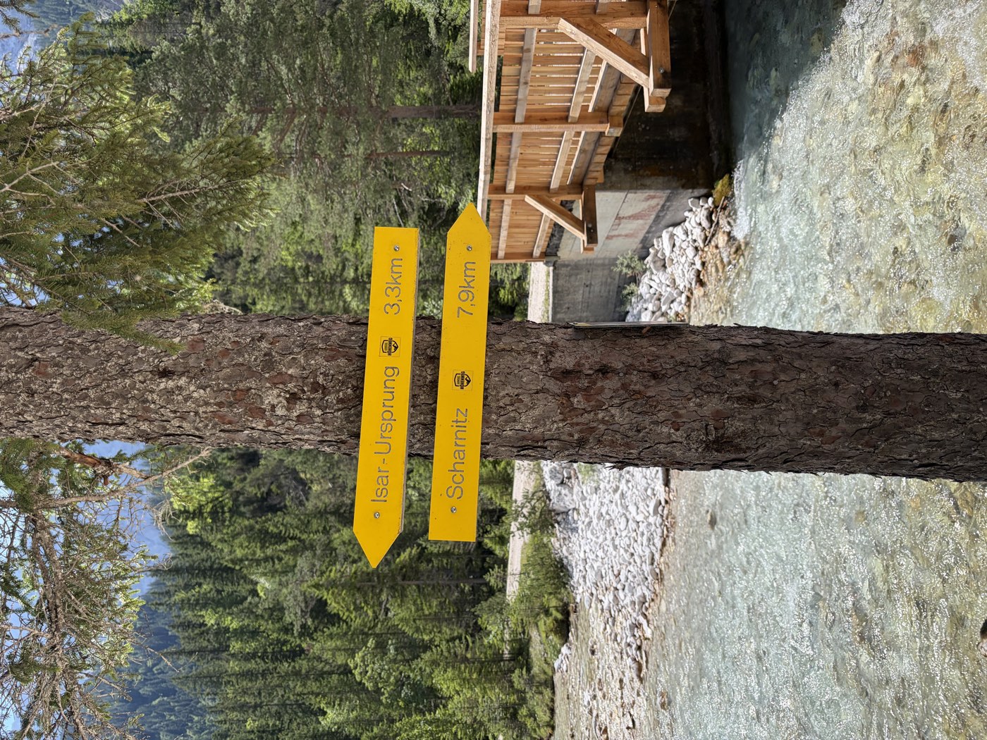 Wegweiser zum Isar-Ursprung und nach Scharnitz im Karwendeltal